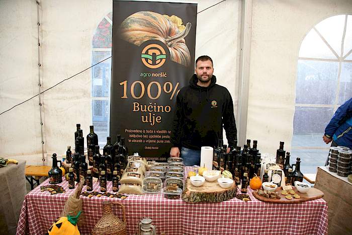 Agro Noršić na Bučijadi u Ivanić-Gradu, vlasnik za štandom
